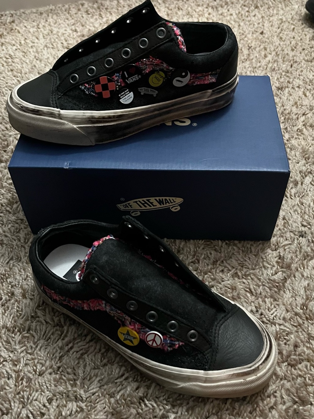 Vans womens size 6 Black old skool Sneakers with Pink Pattern and Pin Details